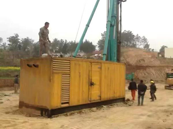 道里如何判断水冷式机油散热器密封件是否需要更换？